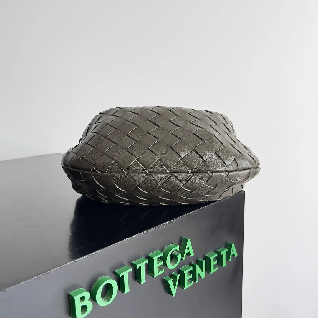 Batch 1120 Bottega veneta͙.——The latest braided and knotted hobo🔥 The top-grade lambskin leather is very soft, the bag shape is unique, practical and durable. It retains the traditional weaving elements while being a bit more flamboyant ~ Made of hand-woven sheepskin, zipper opening and closing, curved seamless structure, effortless to match. Highly recommended⚠️⚠️⚠️ The highest-end in the market🌈 Welcome to compare [Factory equipped with full package] size: 23x15x5cm.   Model: 651876